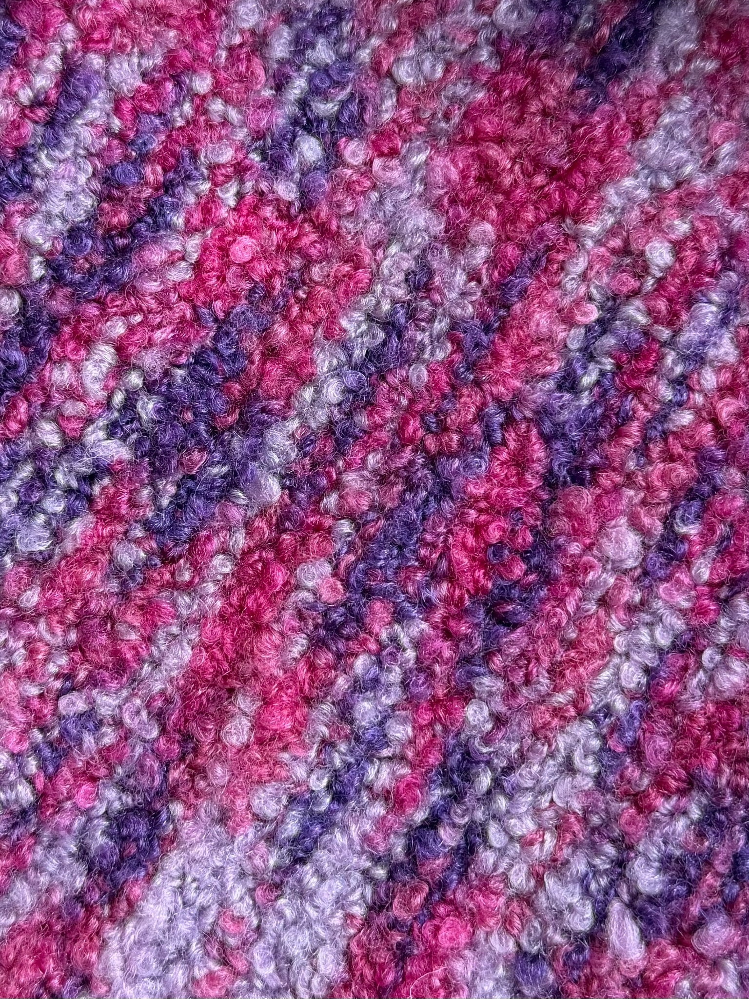 Corallo Bouclé 240m/100g – Merino Extrafine und Seide mit Elastan Pink-Lila Melange foto 3