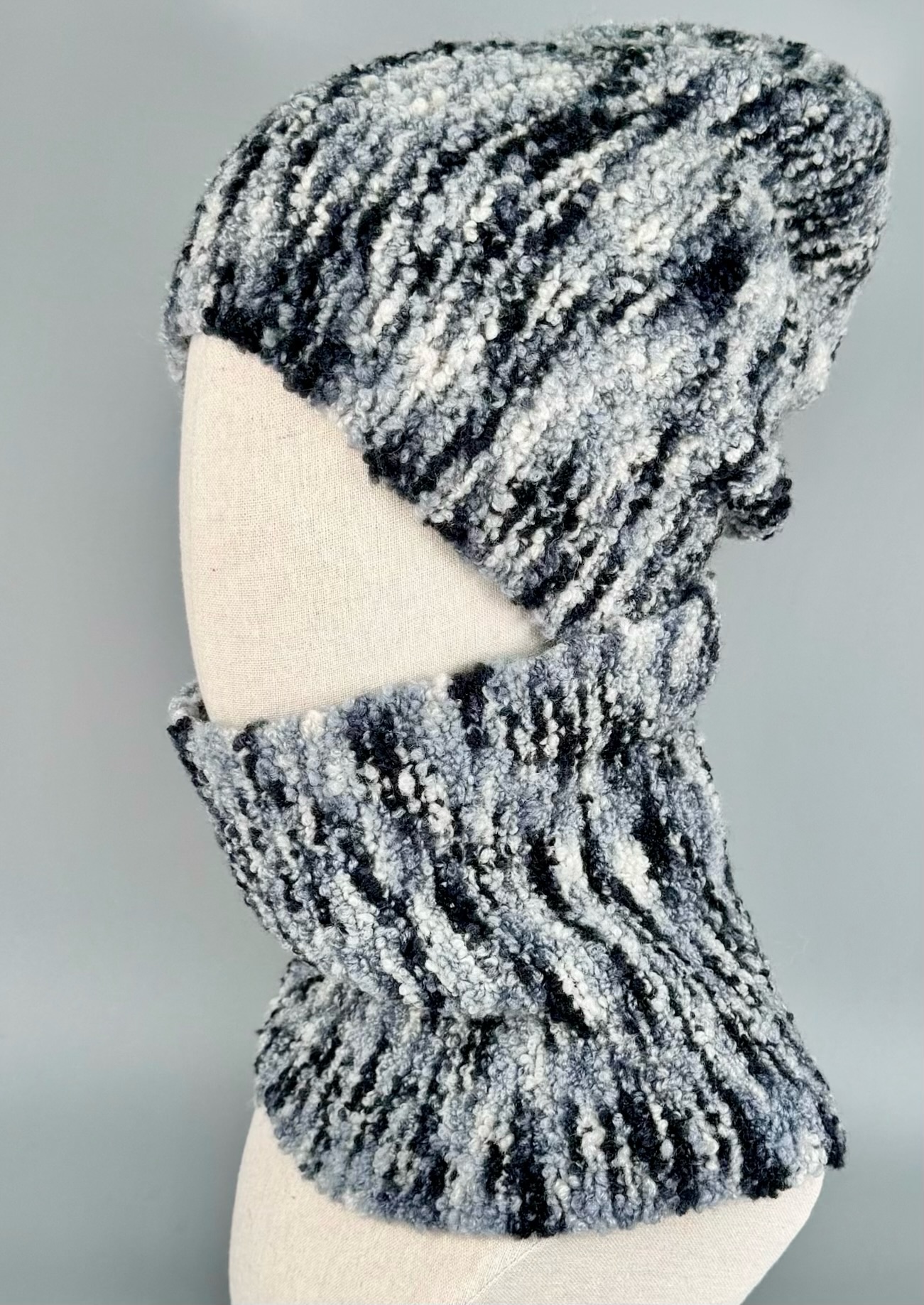 Corallo Bouclé 240m/100g – Lana Merino Extrafine e Seta con Elastan Melange Nero-Bianco foto 4
