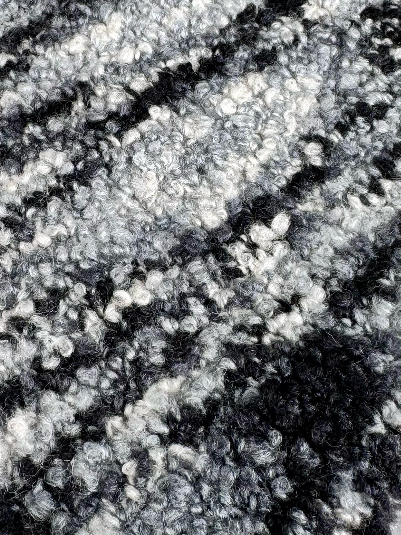 Corallo Bouclé 240m/100g – Lana Merino Extrafine e Seta con Elastan Melange Nero-Bianco foto 3