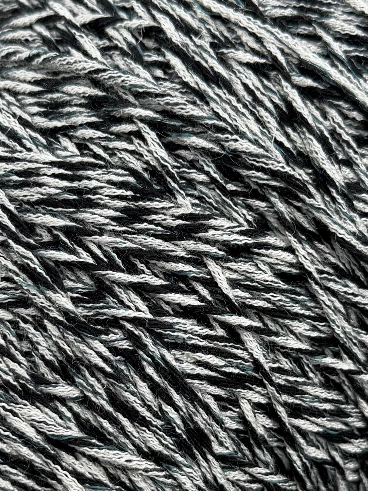 Outlet 82 – Fils mouliné design 200–300 m / 100 g