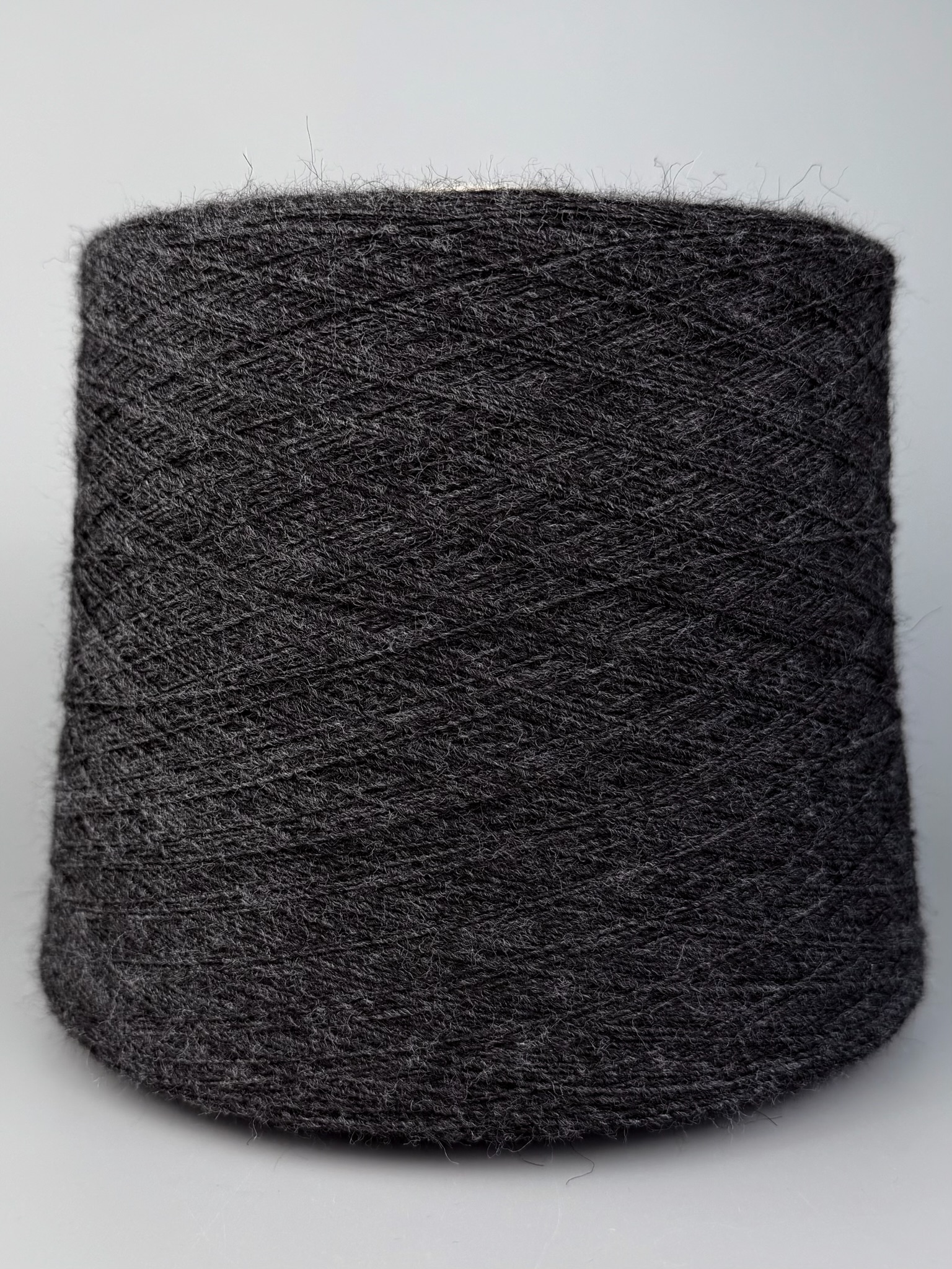 Outlet 54 – Fil en mélange de laine 700 m / 100 g  col. Anthracite photo 2