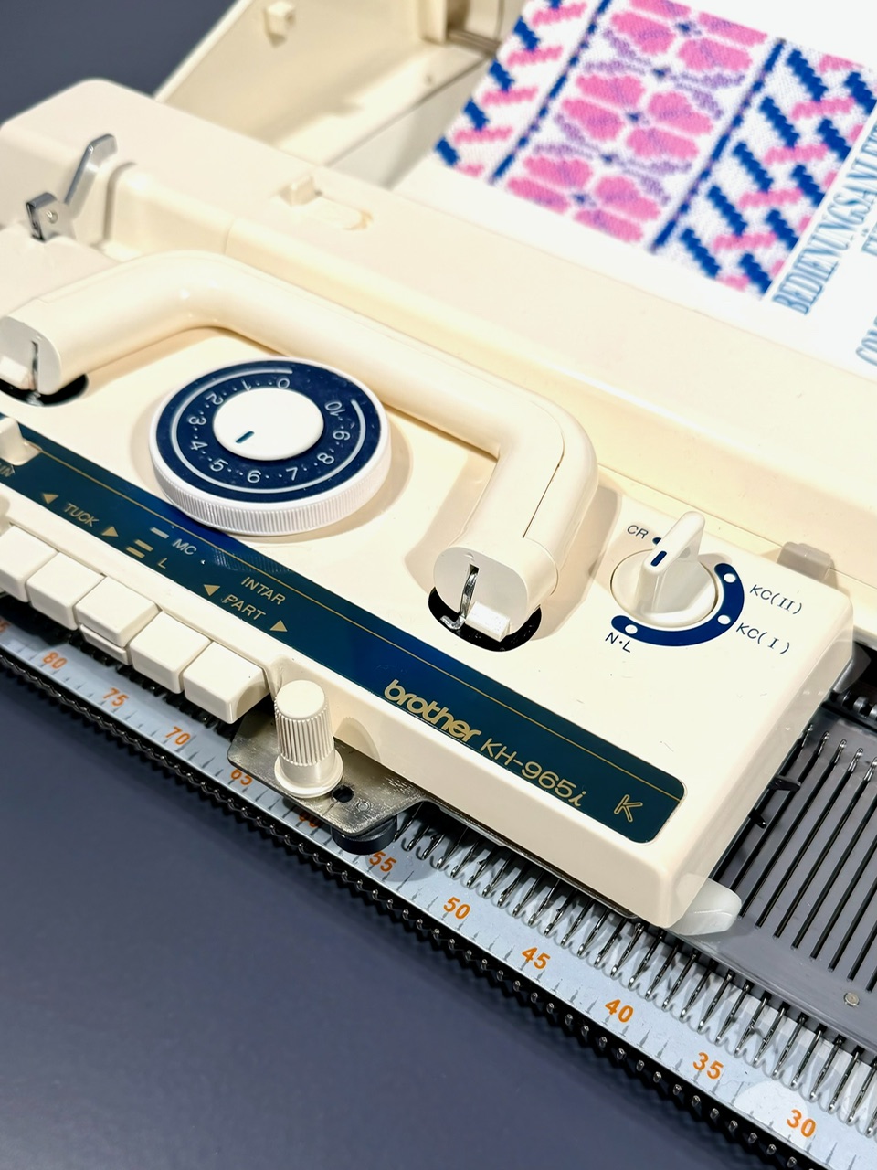 Elektronische Strickmaschine Brother KH-965i Feinstricker Nadelabstand 4.5mm foto 2