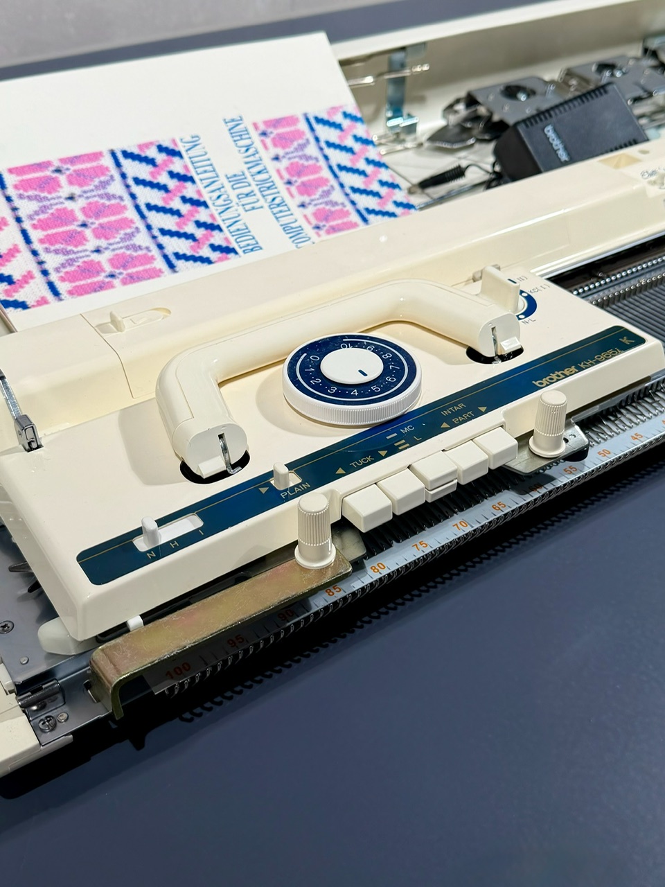 Elektronische Strickmaschine Brother KH-965i Feinstricker Nadelabstand 4.5mm foto 3