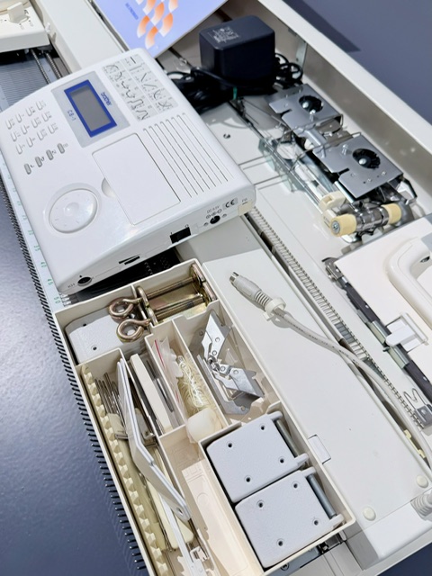 Elektronik-Strickmaschine Brother KH 970 Feinstricker 4,5 mm foto 3